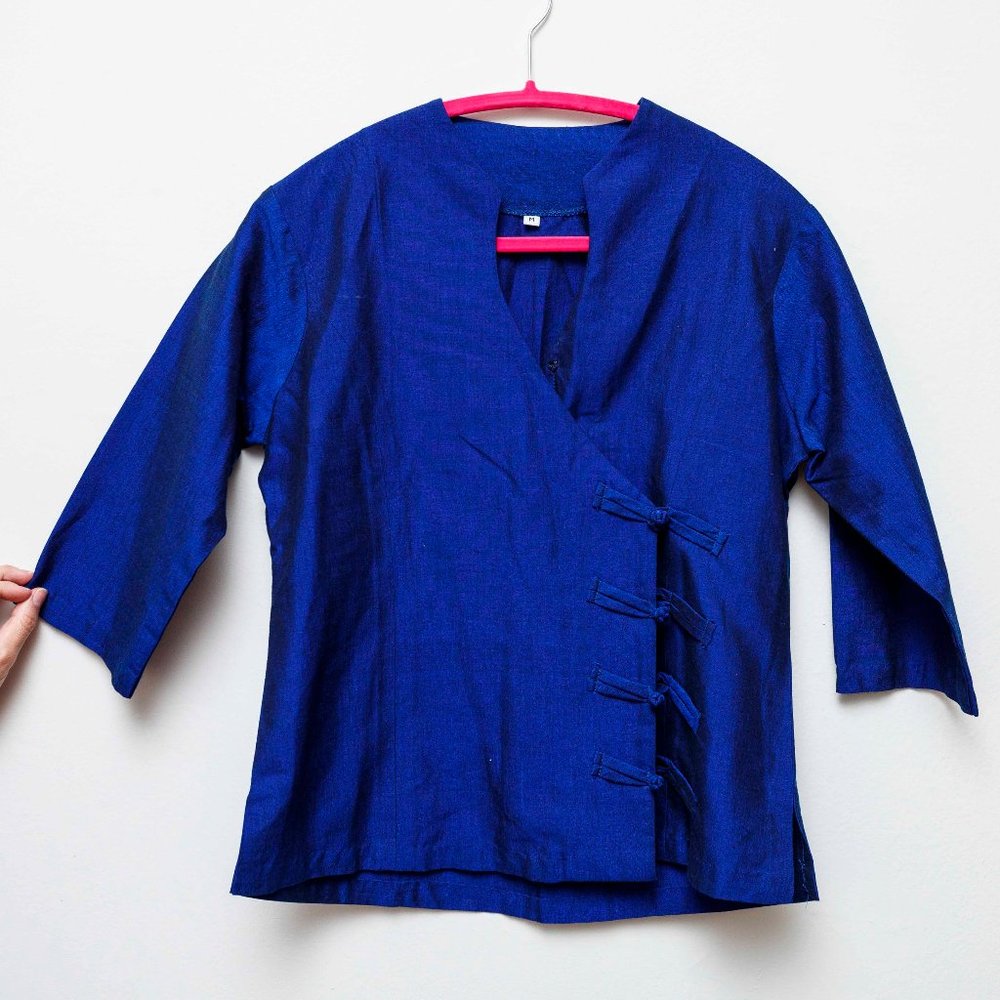 NWOT Chinese-style shirt with knot buttons size M